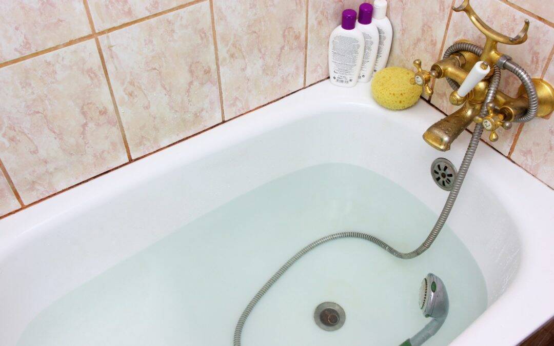 How to Clean an Old Dirty Bathtub